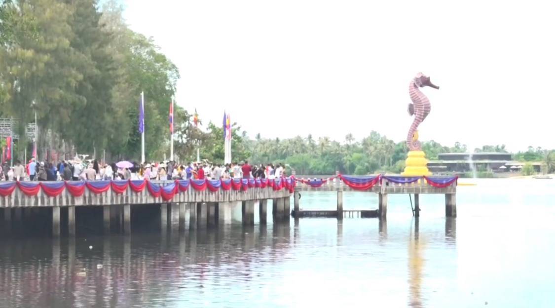 សម្រាកពីរថ្ងៃ ទេសចរជិត៦ម៉ឺននាក់បានទៅកម្សាន្តខេត្តកំពត