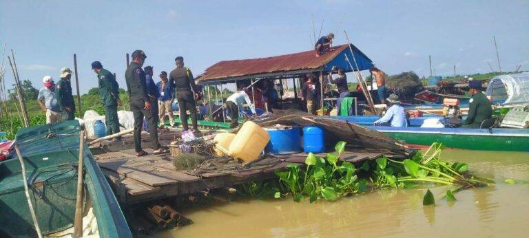 កម្លាំងចម្រុះខេត្ត សហការជាមួយអាជ្ញាធរស្រុក ចុះរុះរើបែរបណ្ដែតលើទឹកចំនួន ៧៩ បែរដែលប៉ះពា ល់ដល់បរិស្ថានទឹកទន្លេ