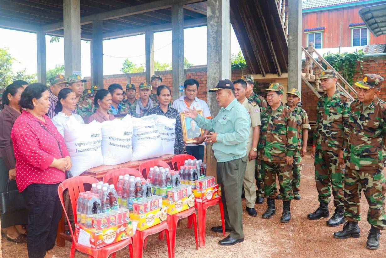ប្រធានសមាគមអតីតយុទ្ធជនកម្ពុជាខេត្តព្រះវិហារ បាននាំយកថវិកាបេឡា​មរណសង្ក្រោះ និងអំណោយសម្តេចធិបតី ផ្តល់ជូនគ្រួសារអតីតយុទ្ធជន