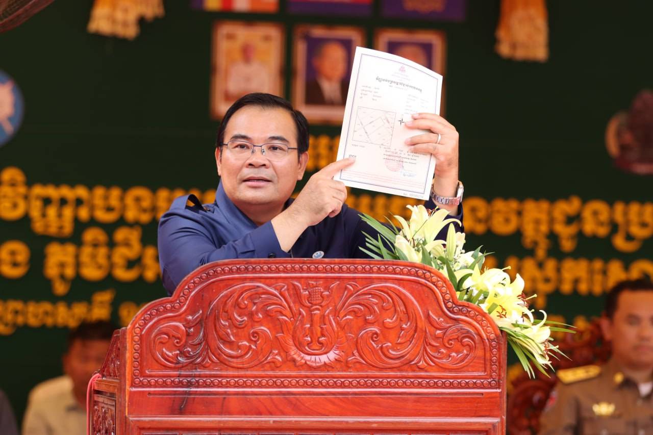 ពលរដ្ឋ ១,៣៤០គ្រួសារ ក្នុងស្រុកស្ទោង ទទួលប័ណ្ណកម្មសិទ្ធដីធ្លី ស្របច្បាប់ពីរាជរដ្ឋាភិបាល