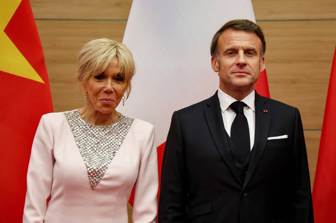 Macron ថាមិនបានឈ្លោះគ្នាជាមួយប្រពន្ធលើយន្តហោះ