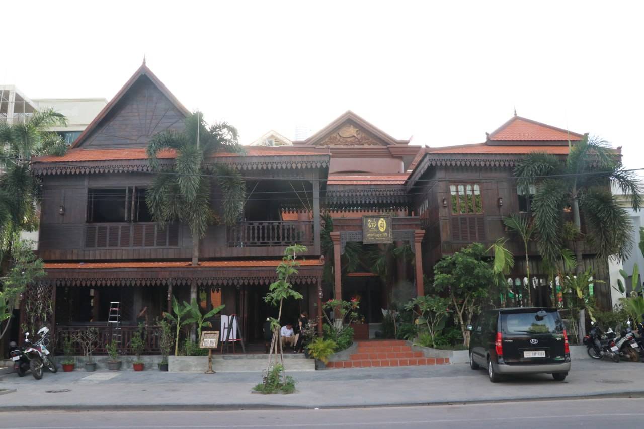 អ្នកសារព័ត៌មានជាតិ អន្តរជាតិ មកពី១០ស្ថាប័ន ទស្សនកិច្ច​សំណង់ផ្ទះខ្មែរ ដែលកែច្នៃជាភោជនីយដ្ឋាននៅខេត្តសៀមរាប