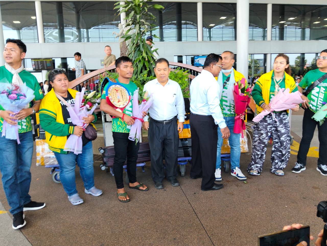 ពេជ្រ សម្បត្តិ នាំខ្សែក្រវាត់១ ក្នុងចំណោមខ្សែក្រវាត់ ៣ របស់កម្ពុជាពីសហរដ្ឋអាមេរិក