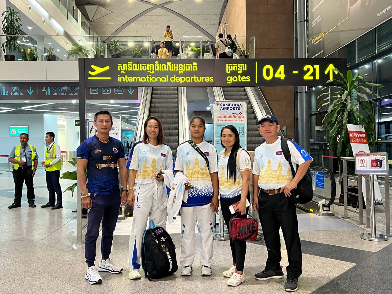 សហព័ន្ធលើកទម្ងន់កម្ពុជា បញ្ជូនមន្ត្រីអាជ្ញាកណ្តាល ២រូប និងកីឡាការិនី ចូលរួមប្រកួតជើងឯកអាស៊ីអាគ្នេយ៍ នៅសិង្ហបុរី