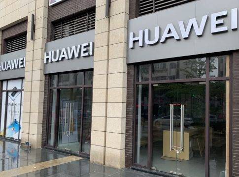 Huawei កាន់តែដុនដាបខ្លាំងក្រោមទណ្ឌកម្មមិនបង្អងដៃរបស់អាមេរិក